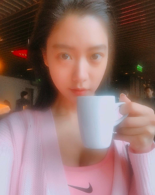 '글래머 끝판왕' 클라라, 핫핑크 트레이닝복 속 꽉 찬 볼륨감