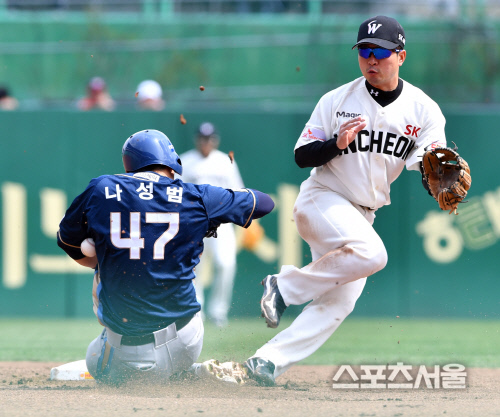 2루 훔치는 나성범 \'볼이 겨드랑이에\'[SS포토]