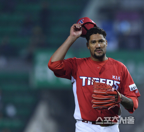 [SS포토] KIA 헥터, 니퍼트를 뛰어넘는 호투로 두산전 지배!