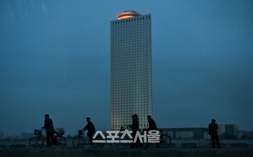 해질녁 평양 양각도 호텔[SS포토]