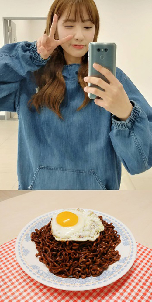 '블랙데이' 맞은 레인보우 지숙, 짜장라면 인증샷 '찰칵'