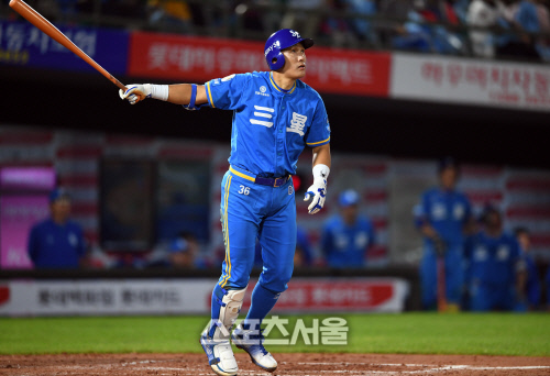 [SS포토]8회의 사나이 이승엽, 1점차 추격 솔로 홈런