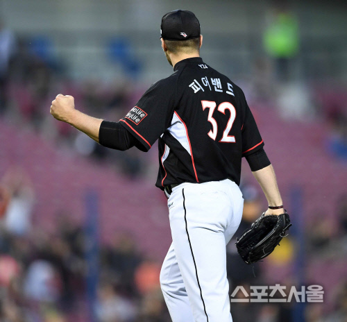 [SS포토]병살로 이닝을 마무리 짓는 피어밴드, \'봤지~\'