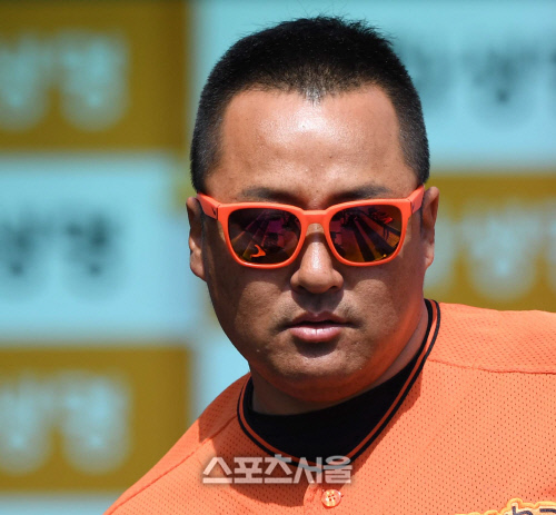 [SS포토] 한화 조인성, 선글라스도...'깔맞춤'?