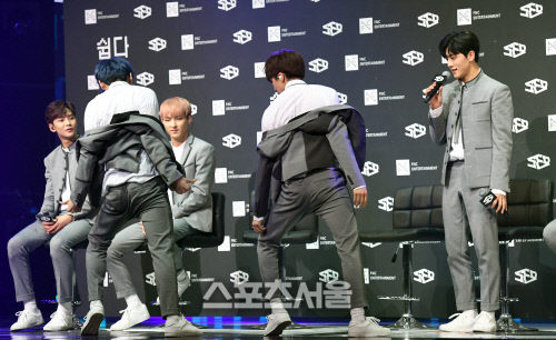 [SS포토]교복 뒤태춤 선보이는 SF9 태양과 찬희