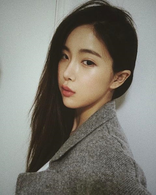 "비 오니까 센치해"…조현영, 감성 충만한 미모 발산