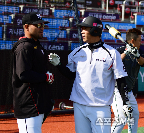 [SS포토] 모넬 군기(?) 잡는 박경수