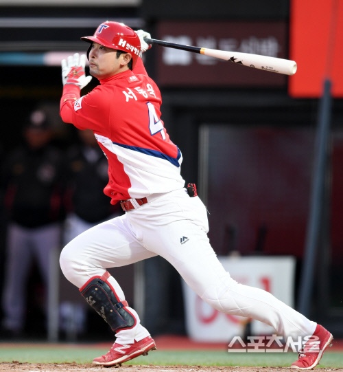 [SS포토] 서동욱 \'행운의 내야안타\'