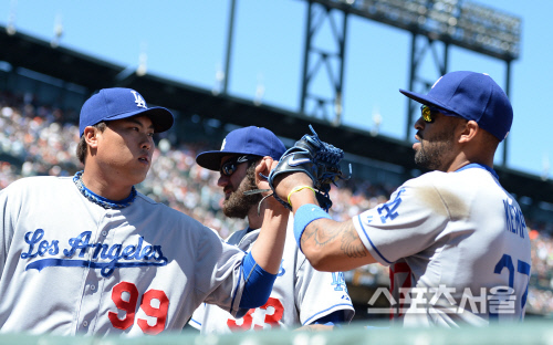 [SS포토] 류현진 \'오늘 수비가 좋네\'