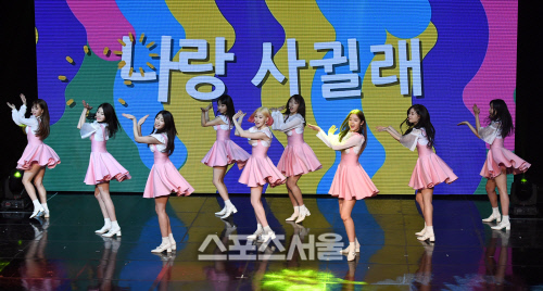 [SS포토]\'나랑 사귈래\' 열창하는 다이아