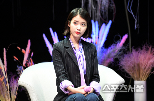 [SS포토] 아이유, 립스틱 짙게 바르고