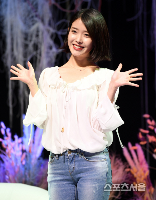 [SS포토] 아이유, 남심 저격 손인사