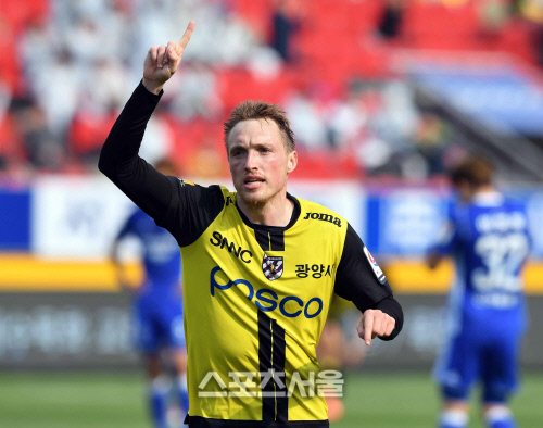 [SS포토]네번째골 유고비치, \'울산을 지우리라~\'