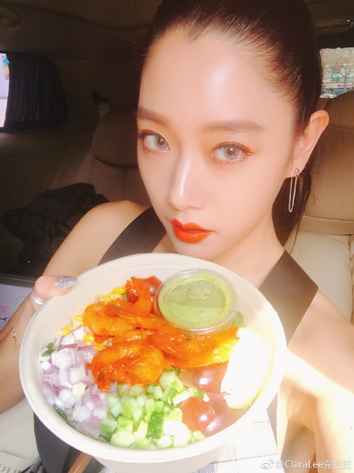 "이국적인 매력" 클라라, 컬러 렌즈 끼고 매혹 분위기