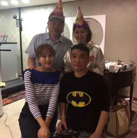 "집순이와 집돌이"…한영, 김건모와 핑크빛 생일파티 인증샷