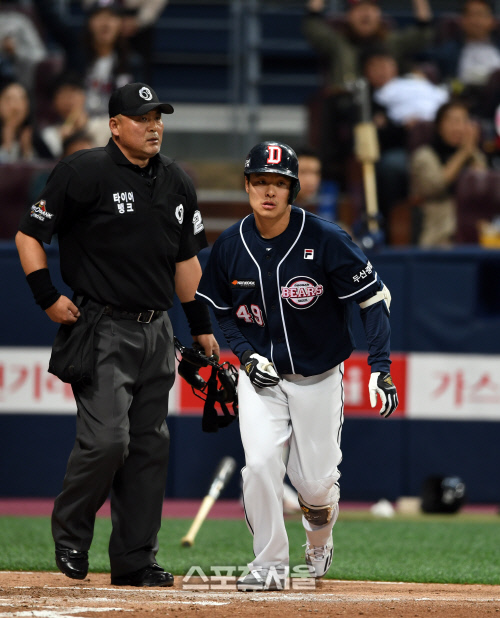 3회초 몸에 맞는 볼로 출루하는 민병헌[SS포토]