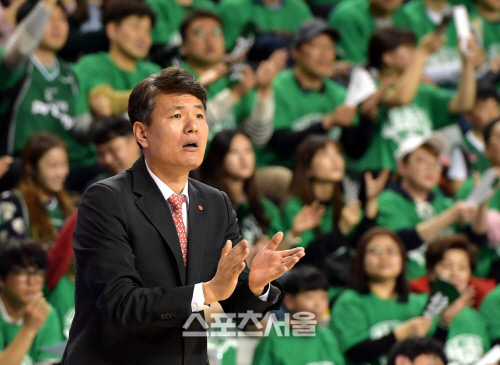 [SS포토] 동부 김영만 감독, 조금만 더...힘내자고!