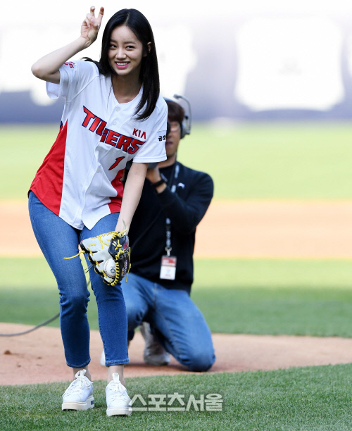 [SS포토] 걸스데이 혜리, 시구 준비하는 깜찍한 포수 사인~?
