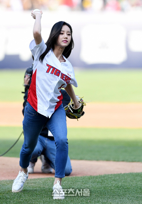 [SS포토] 걸스데이 혜리, 광주를 들썩이는 시구~