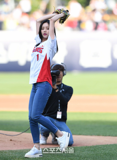 [SS포토] 걸스데이 혜리, 시선 강탈의 시구!