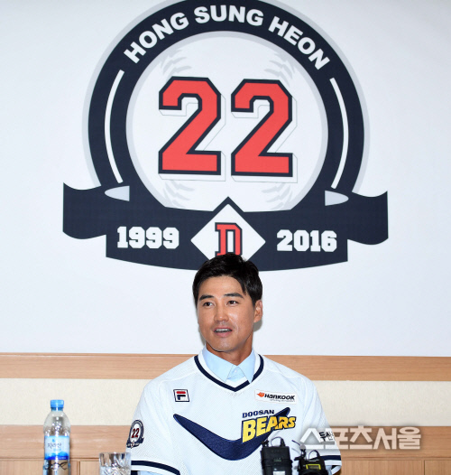 [SS포토]은퇴하는 홍성흔, \'추억속으로~\'