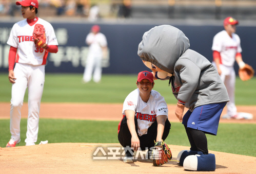[SS포토] 이선균, 아...내가 시구를 망쳤어~?