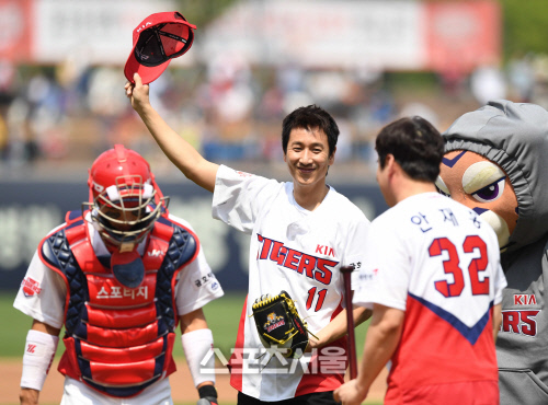 [SS포토] 이선균, KIA 타이거즈 유니폼 잘 어울리나요?