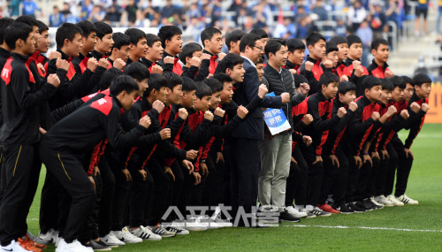 부평고 후배들에게 입장권 선물한 이천수[SS포토]