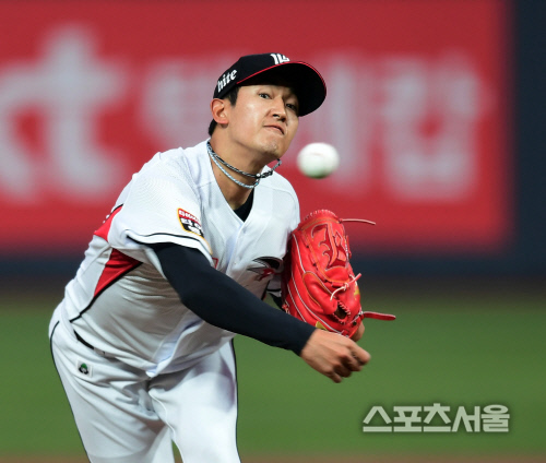 [SS포토] 고영표 \'승리를 향한 힘찬 투구\'