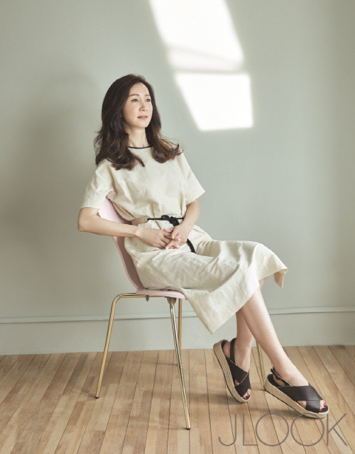 [비주컴]여배우 전인화, 성유리 우아한 커플 화보 공개! (2)