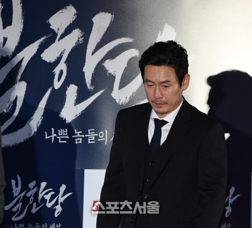 [SS포토] \'불한당\' 설경구, 브로맨스보다 더 뜨거운 사랑을 표현...