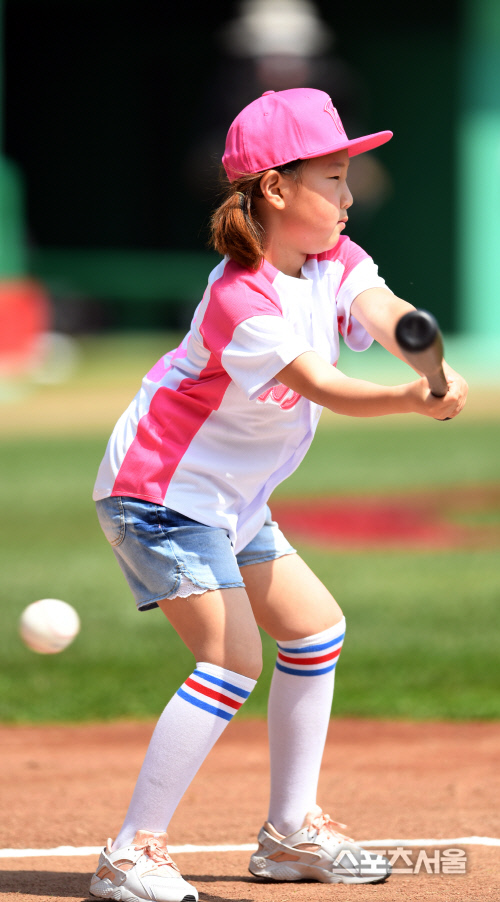 [SS포토] 시타하는 박정배 딸 박가율 \'변화구가 들어오네\'