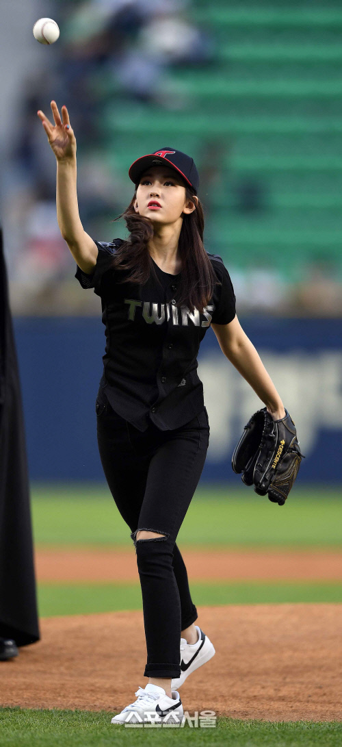 [SS포토]전소미, "오늘의 시구자랍니다"