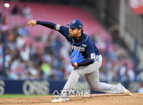 [SS포토]선발투수 이민호, "내공을 받아라~"