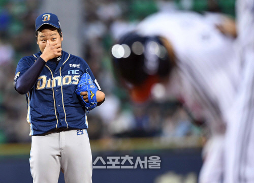 [SS포토]악송구로 1점을 내주는 이민호, "허참~"