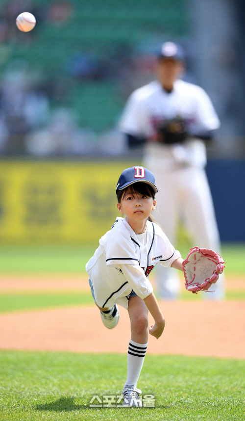 [SS포토]아역배우 신민아, "오늘의 시구자랍니다~"