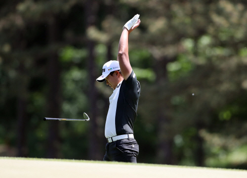 '메이저 사냥꾼' 이상희 이글쇼로 매경오픈 우승컵 번쩍 "암투병 아버님께 바친다"