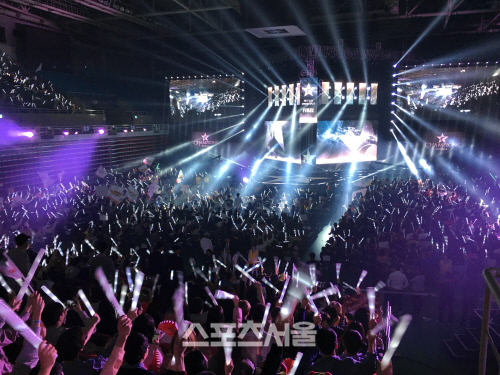 '2017 LCK 스프링' 46%가 여성 관객, 30대 이상 10%...성별 연령 넘어선 스포츠로