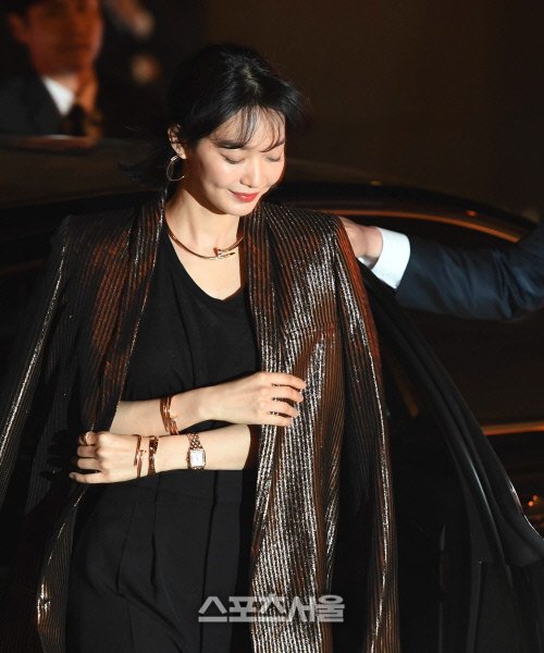 [SS포토] 신민아, 어둠을 환하게 밝히는 미모~?