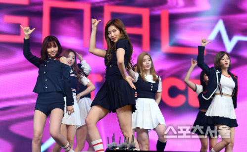 [SS포토] 트와이스 사나, 깜찍한 시그널 안무