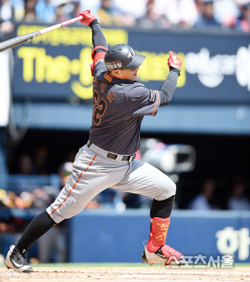 [SS포토]69게임 연속출루 김태균, \'결정적인 순간이죠~\'