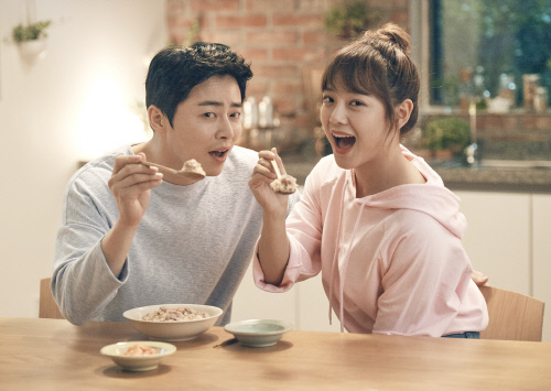 (동원F&B) 동원참치 신규모델 조정석(좌)·김세정(우)_170516
