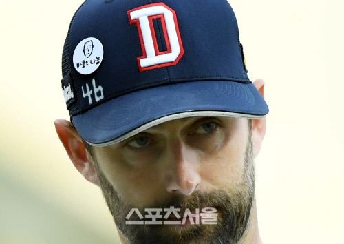 [SS포토] 두산 니퍼트, 모자에 붙인 스티커는...무엇?