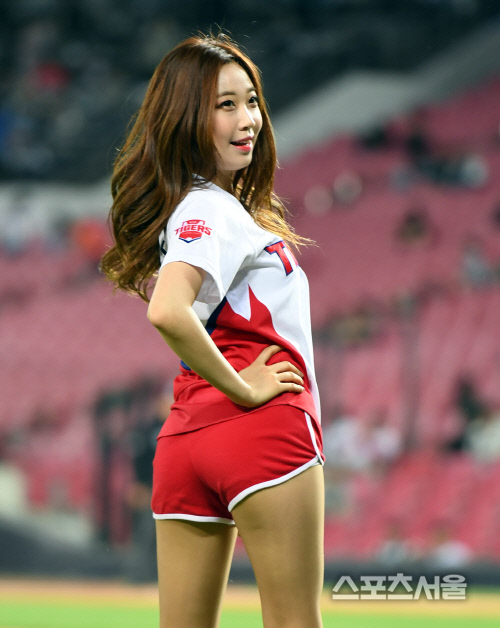 SS화보] 치어리더 김소연, 깜찍한 미모 뽐내며