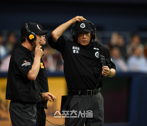 9회말 비디오판독하는 이민호 구심과 강광희 1루심[SS포토]