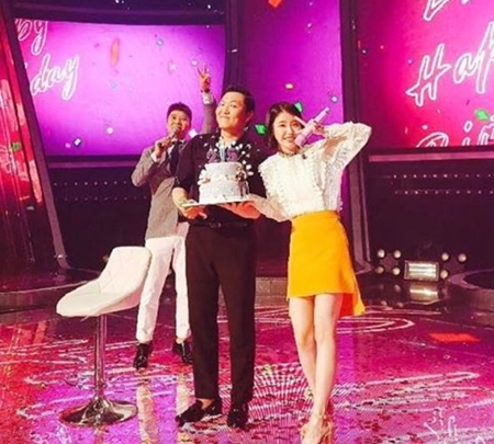 싸이, '판듀2' 녹화 인증샷 공개…아이유 깜짝 생일파티