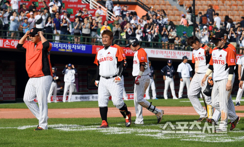 [SS포토]선발 붕괴-타선 침묵 롯데, 3연패 9위로...