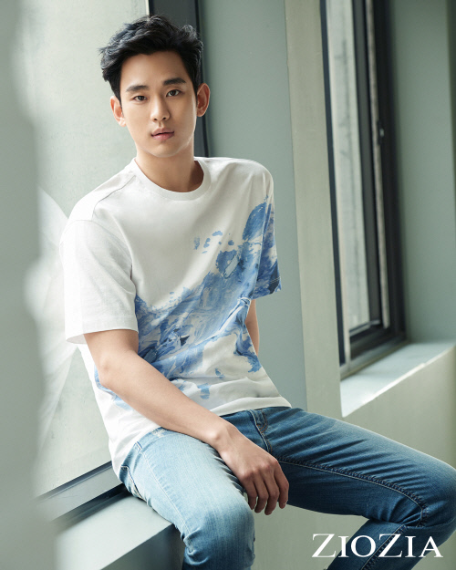 김수현 부드러운 눈빛 매력 여심 사로잡는다