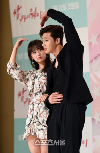 [SS포토]김지원, \'큰 하트 만들기 힘들어요!\'