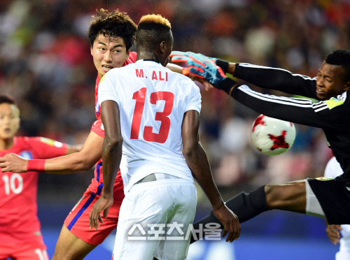 [SS포토] 정태욱 \'공 어디 갔지?\'